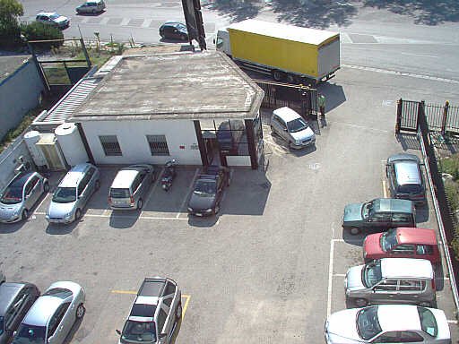 Area di parcheggio anteriore del Centro Il Faro. Napoli