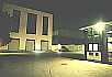 Piazzale anteriore con illuminazione notturna
