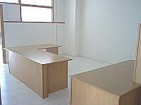 Sala centrale e reception con scrivanie
